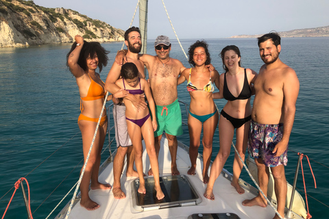 Chania: Private Tagestour auf dem Segelboot mit Essen und GetränkenChania: Privater Segelboot-Tagesausflug mit Essen und Getränken