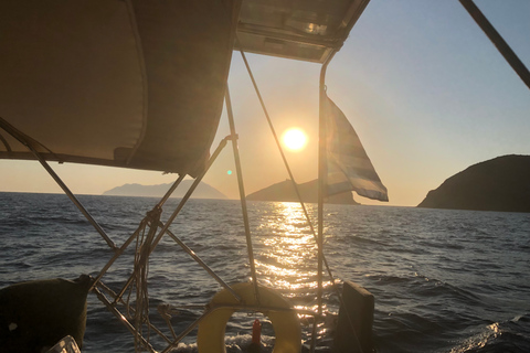 Chania: Private Tagestour auf dem Segelboot mit Essen und GetränkenChania: Privater Segelboot-Tagesausflug mit Essen und Getränken