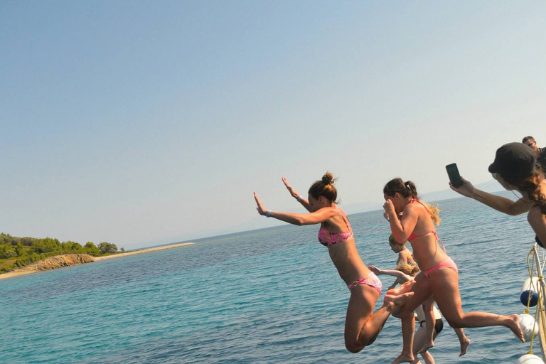 Chania: Private Sailing Cruise with Food &amp; Unlimited Drinks