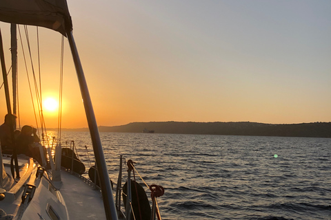 Chania: Private Tagestour auf dem Segelboot mit Essen und GetränkenChania: Privater Segelboot-Tagesausflug mit Essen und Getränken