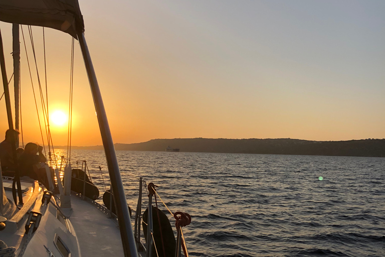 Chania: Private Tagestour auf dem Segelboot mit Essen und GetränkenChania: Privater Segelboot-Tagesausflug mit Essen und Getränken