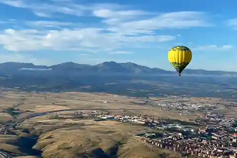 Segovia: Viaje en Globo Aerostático con Picnic y Vídeo de Actividades