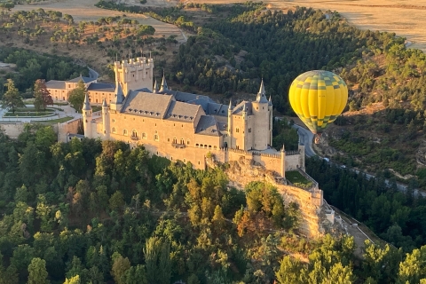 Segovia: lot balonem na ogrzane powietrze z piknikiem i filmem z aktywności