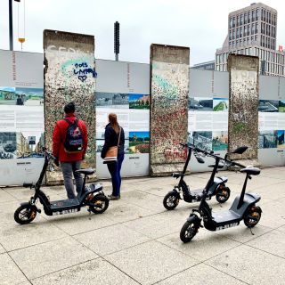 Berlin:E-Scooter Tour or Rental