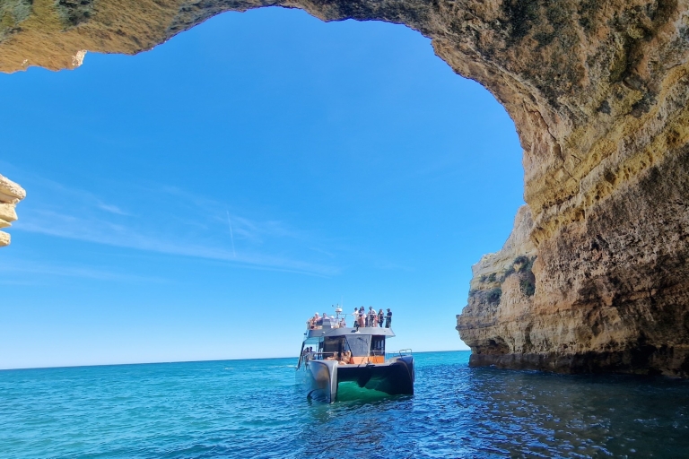 Grottes et littoral de Benagil, croisière en catamaranAlbufeira: croisière sur la côte de l'Algarve et les grottes de Benagil
