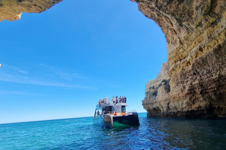 Grotten en kustlijn van Benagil, catamarancruiseAlbufeira: cruise langs de kustlijn van de Algarve en de grotten van Benagil