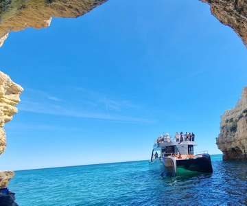 Albufeira: Passeio de Catamarã pela Costa e Grutas de Benagil