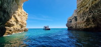 Albufeira, Coastline en Benagil Caves Tour door Catamaran - Housity