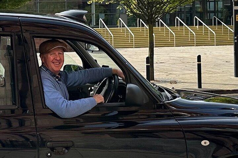 Manchester: Private Iconic Taxi Tour with Local Guide Mike