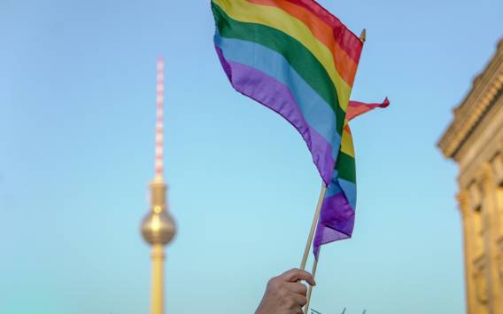 Berlin: LGBTIQ Geschichte & Kultur Private Tour zu Fuß oder mit dem Auto