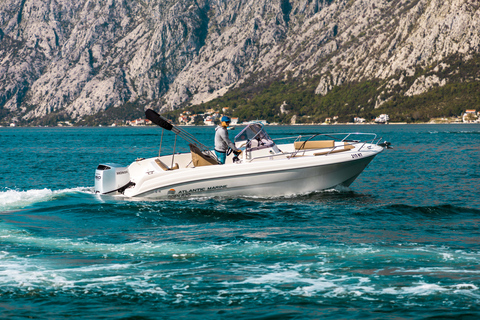 Kotor: Tour privato in barca della Grotta AzzurraCattaro: tour in barca privata alla Grotta Blu