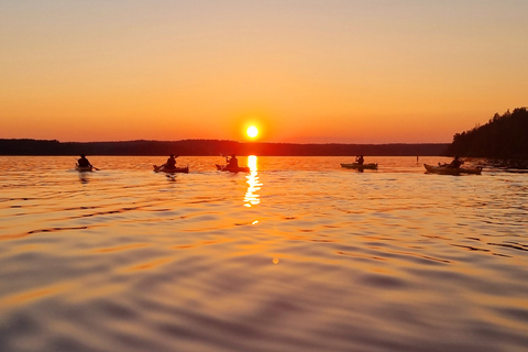 Stockholm : Excursion en kayak au coucher du soleil sur le lac Mälaren avec thé et gâteau