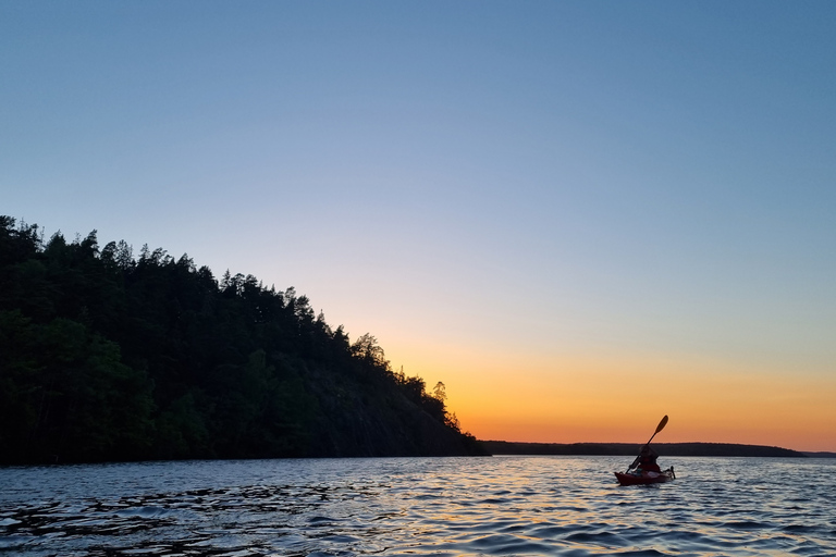 Stockholm: Kajaktour bei Sonnenuntergang auf dem Mälarsee mit Tee und Kuchen