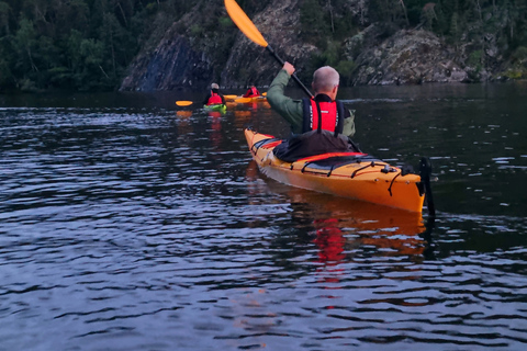 Stockholm : Excursion en kayak au coucher du soleil sur le lac Mälaren avec thé et gâteau