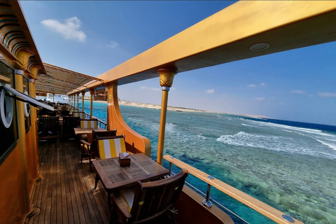 Marsa Alam: Nefertari Sunset Turtle Bay Cruise mit Abendessen