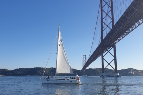 Lisboa: Lisboa Sightseeing en barco con lugareñosLisboa: recorrido turístico en barco con lugareños