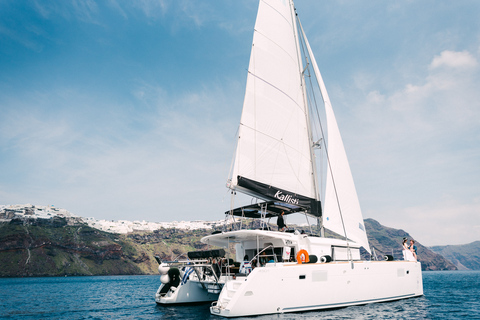 Santorini: Cruzeiro de catamarã pela Caldera com refeições e bebidasCruzeiro compartilhado de catamarã ao pôr do sol com churrasco e bebidas