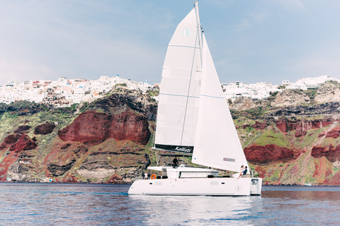 Santorini: Cruzeiro de catamarã pela Caldera com refeições e bebidasCruzeiro compartilhado de catamarã ao pôr do sol com churrasco e bebidas