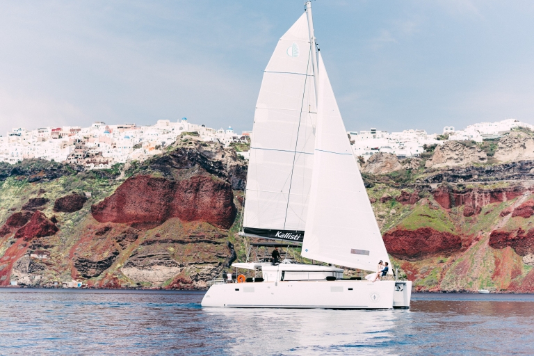 Santorini: Caldera catamarancruise met maaltijd en drankjesOchtendcruise
