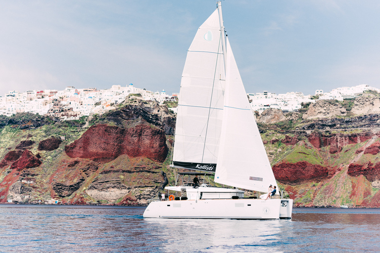 Santorini: Caldera katamarankryssning med måltid och dryckerDelad kryssning med solnedgångskatamaran med grill och drycker