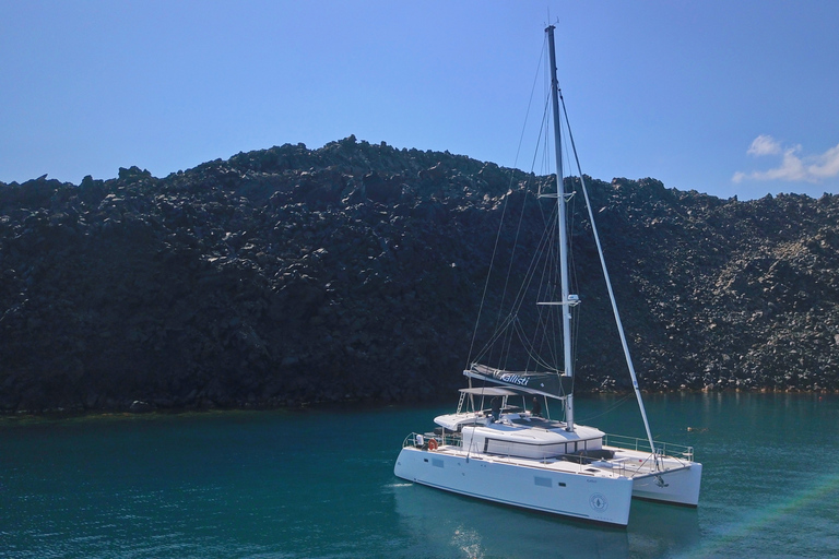 Santorini: Cruzeiro de catamarã pela Caldera com refeições e bebidasCruzeiro compartilhado de catamarã ao pôr do sol com churrasco e bebidas