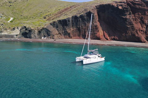 Santorini: Caldera catamarancruise met maaltijd en drankjesAvondcruise