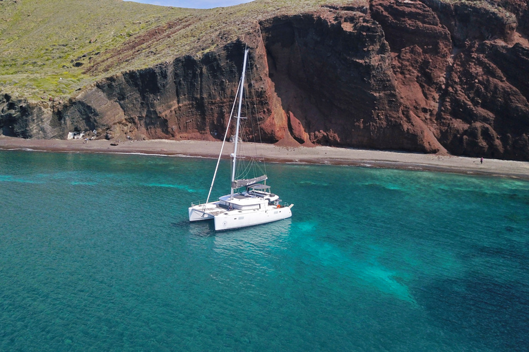 Santorini: Caldera catamarancruise met maaltijd en drankjesAvondcruise