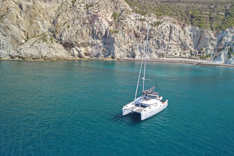 Santorini: Caldera katamarankryssning med måltid och dryckerDelad kryssning med solnedgångskatamaran med grill och drycker