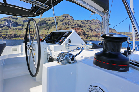 Santorin : croisière en catamaran sur la caldeira avec repas et boissonsCroisière en soirée