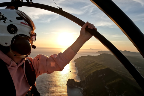 Från Parelia: Paramotorflygning över Korfus kustParamotorflygning över västra Korfus kust