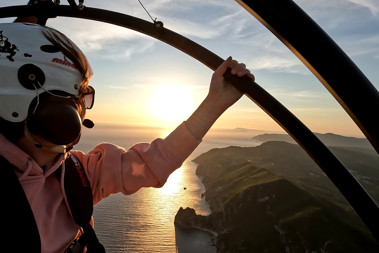 Från Parelia: Paramotorflygning över Korfus kustParamotorflygning över västra Korfus kust