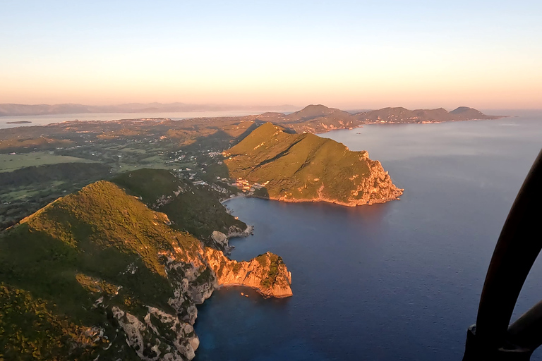 De Parelia: Voo de paramotor sobre a costa de CorfuVoo de paramotor sobre a costa oeste de Corfu