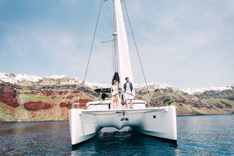 Santorini: Caldera katamarankryssning med måltid och dryckerDelad kryssning med solnedgångskatamaran med grill och drycker