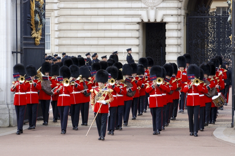 Londyn: piesza wycieczka z przewodnikiem po ceremonii zmiany straży2 godziny: Ceremonia zmiany warty