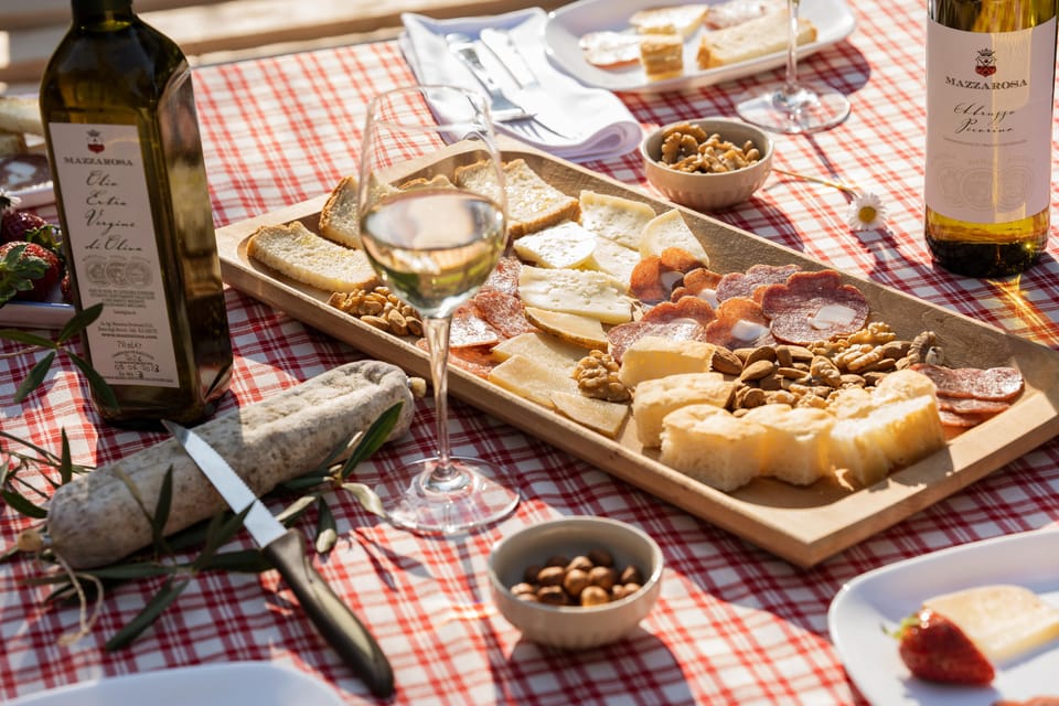 Country Picnic Basket August Grove