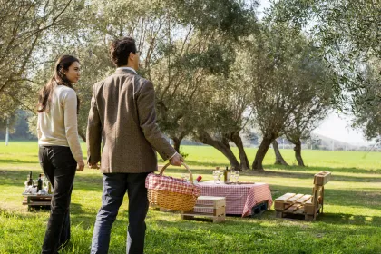 Abruzzen: Ländliches Picknick in einem Olivenhain auf einem Weingut
