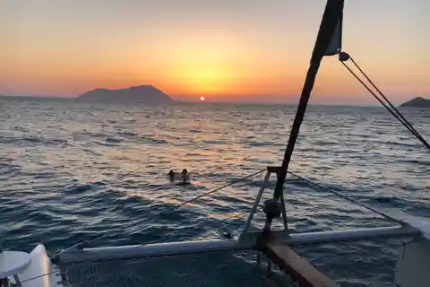 Milos: cruzeiro de catamarã ao pôr do sol com visita a Kleftiko