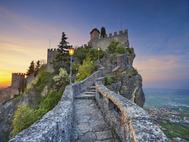 Visit San Marino walking tour with interactive video guide in Veliko Tarnovo, Bulgaria