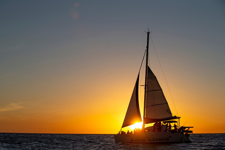 بلايا فلامنغو: جولة كاتاماران والغطس مع وجبةجولة مشتركة عند غروب الشمس والغطس