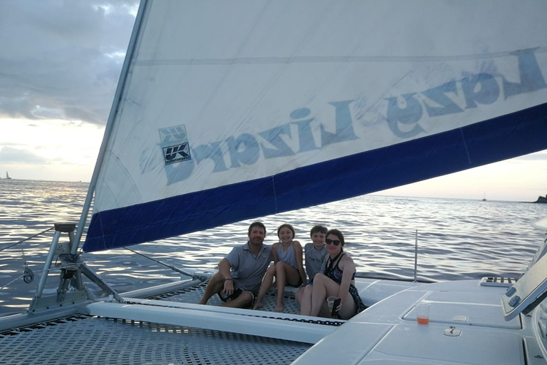 بلايا فلامنغو: جولة كاتاماران والغطس مع وجبةجولة مشتركة عند غروب الشمس والغطس