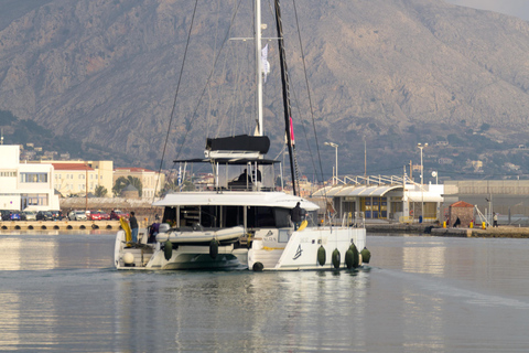 Mykonos: Prywatna wycieczka katamaranem o poranku lub o zachodzie słońca