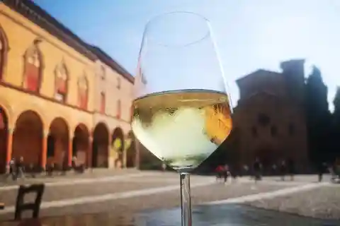 Bolonha: Excursão guiada a pé pelo vinho no centro da cidade