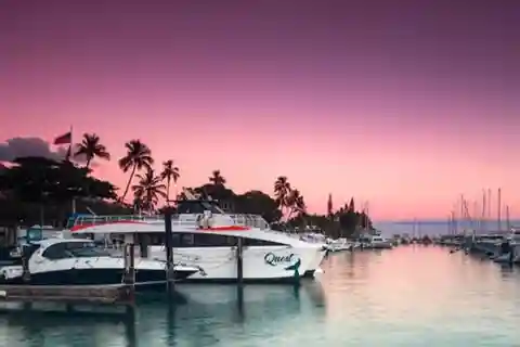 South Maui: Sunset Cruise with 4-Course Dinner and Drinks