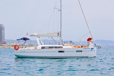 Barcelona: Scenic Sailboat Tour med snacks och dryckerBarcelona: Barcelona: Scenic Sailboat Tour med snacks och drycker