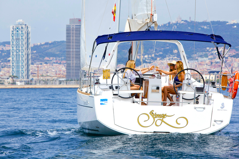 Barcelona: Scenic Sailboat Tour med snacks och dryckerBarcelona: Barcelona: Scenic Sailboat Tour med snacks och drycker