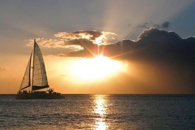 Maui: Lahaina Catamaran Sunset Sail avec apéritifs