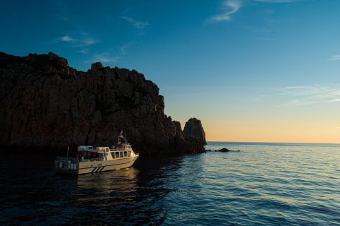 Corse : croisière au coucher du soleil sur les calanches de Piana avec musique live