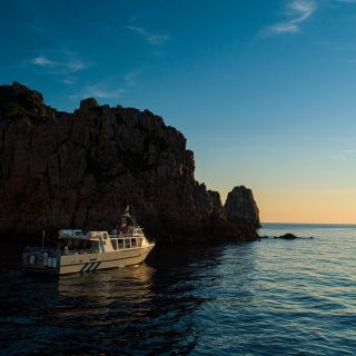 Corse : croisière au coucher du soleil sur les calanches de Piana avec musique live