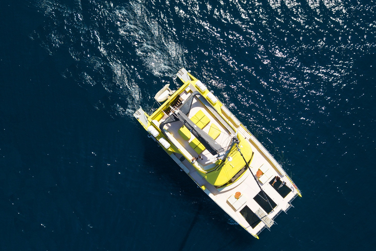 Barcelona: Crucero costero a bordo de un elegante barco de madera