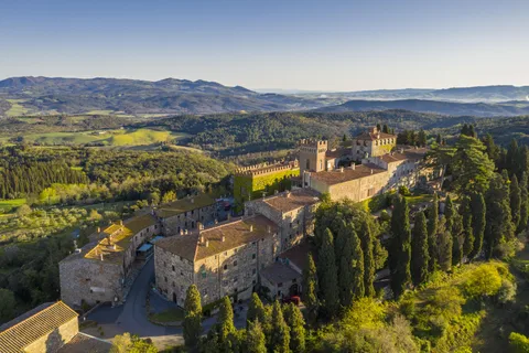 Dégustation de vins dans un château romantique avec un guide archéologue